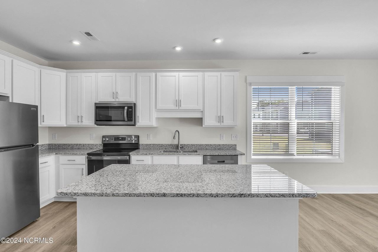 7008 Crew Dr - Photo 5 of 24