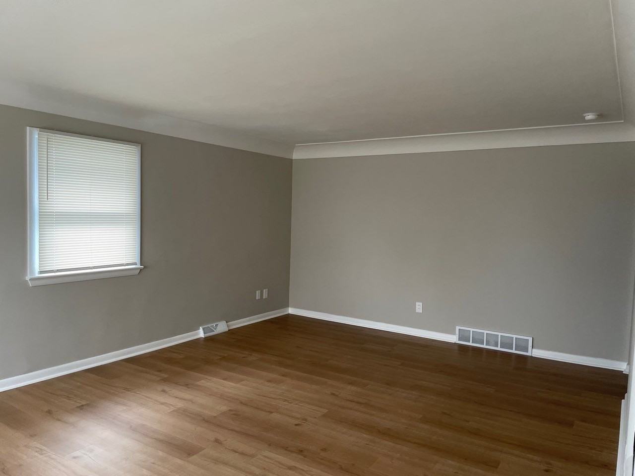 1910 Thornapple Ave #1 - Photo 3 of 20