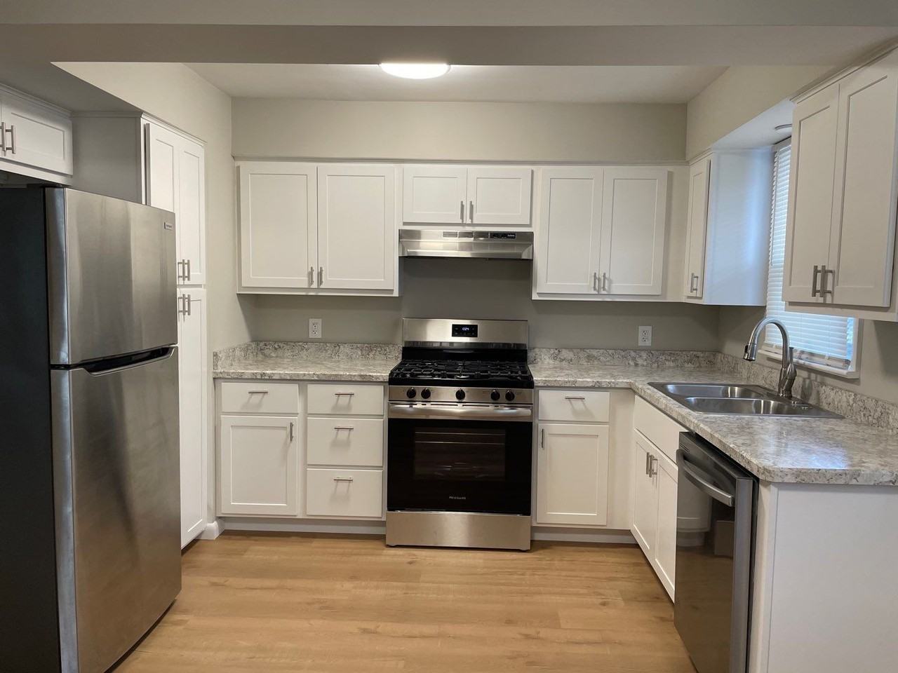 1910 Thornapple Ave #1 - Photo 4 of 20