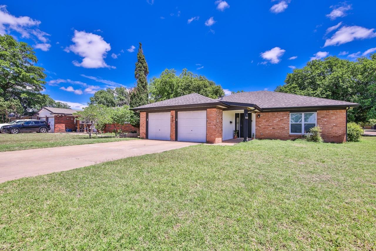 6907 Avenue W - Photo 2 of 30