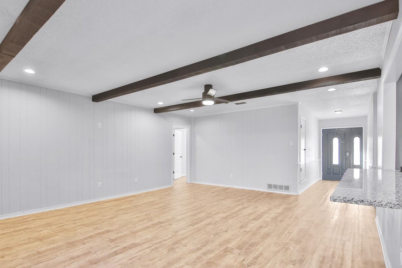 6907 Avenue W - Photo 5 of 30