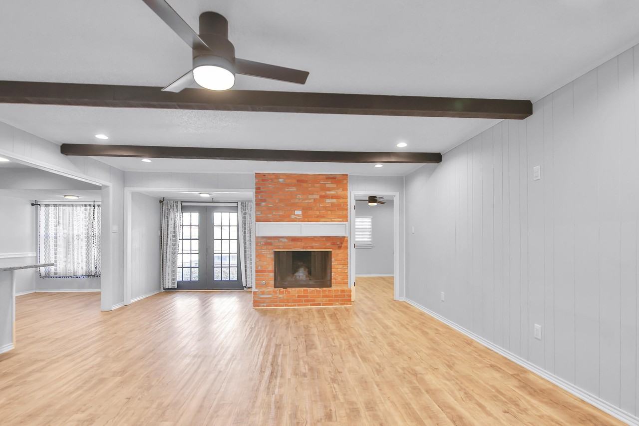 6907 Avenue W - Photo 7 of 30