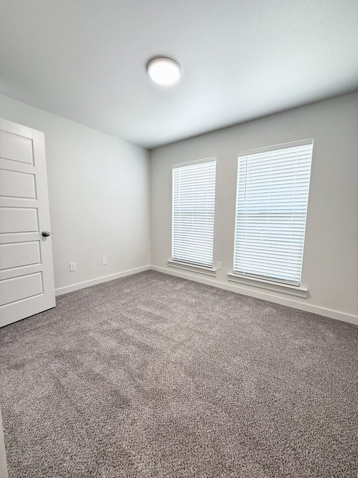 1615 North Clinton Avenue - Photo 3 of 21