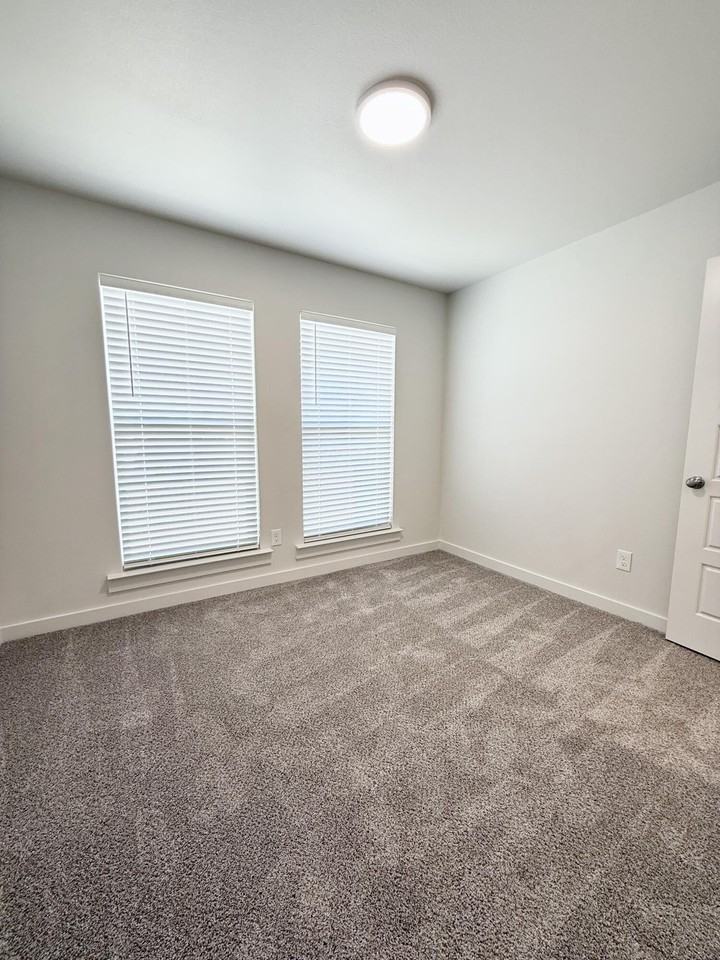 1615 North Clinton Avenue - Photo 4 of 21