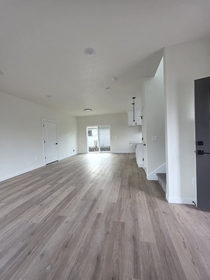 731 MHH8-17- 731 E Street Independence, OR 97351 - 1 #1 - Photo 4 of 36