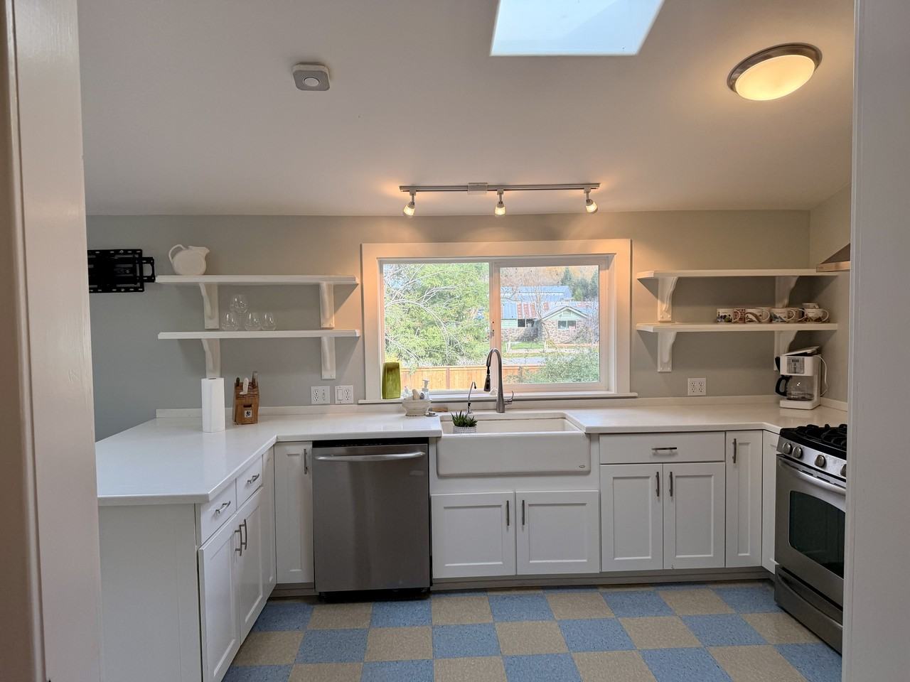 2099 Emigrant Creek Rd #SF - Photo 5 of 23