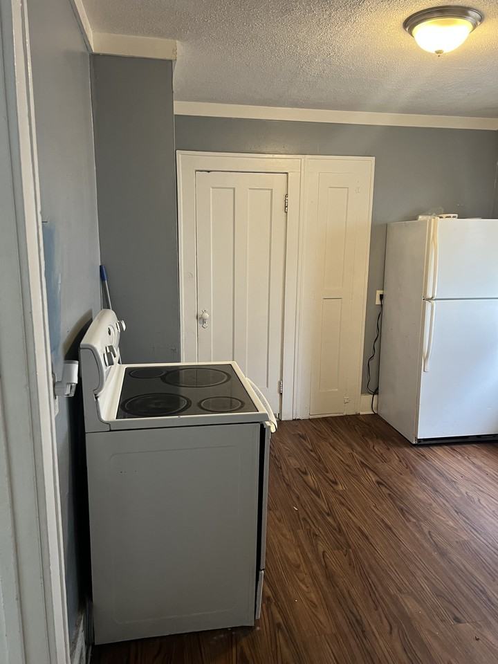 224 Weaver St #1 - Photo 6 of 13