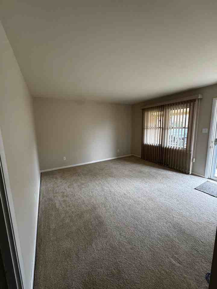 114 Windsor Dr #1 - Photo 2 of 9