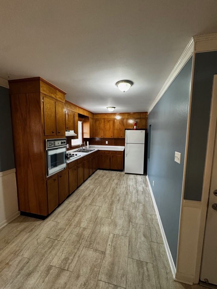 114 Windsor Dr #1 - Photo 3 of 9