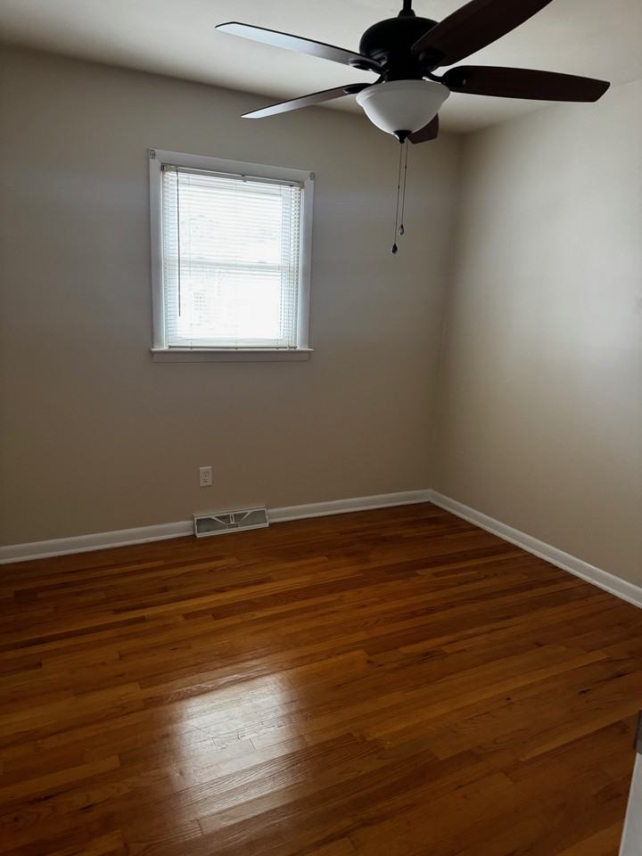 114 Windsor Dr #1 - Photo 7 of 9