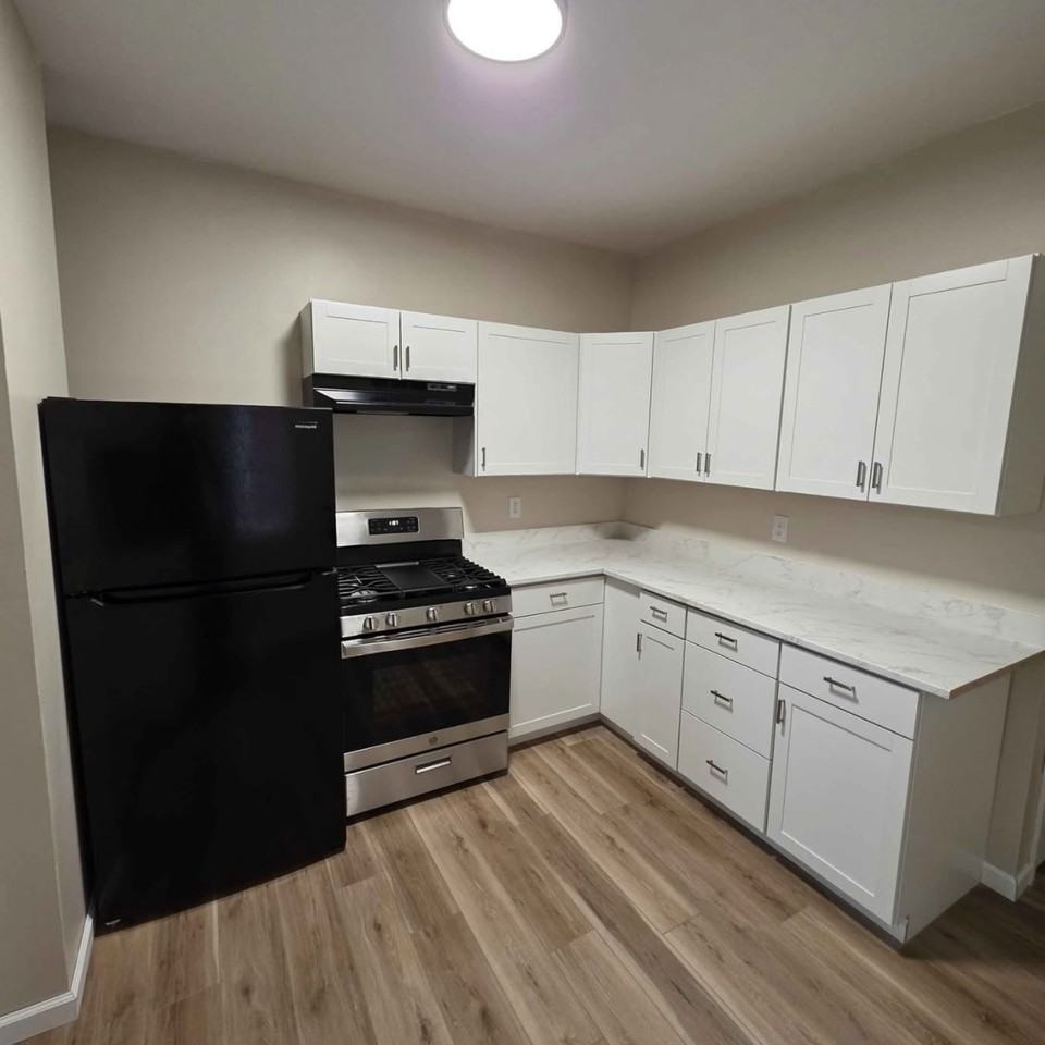 656 W 4th St #1stFL - Photo 6 of 12