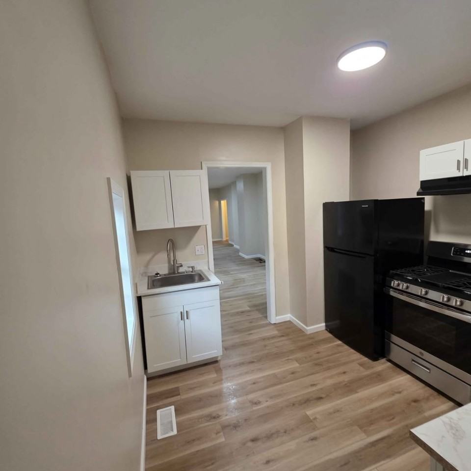 656 W 4th St #1stFL - Photo 7 of 12