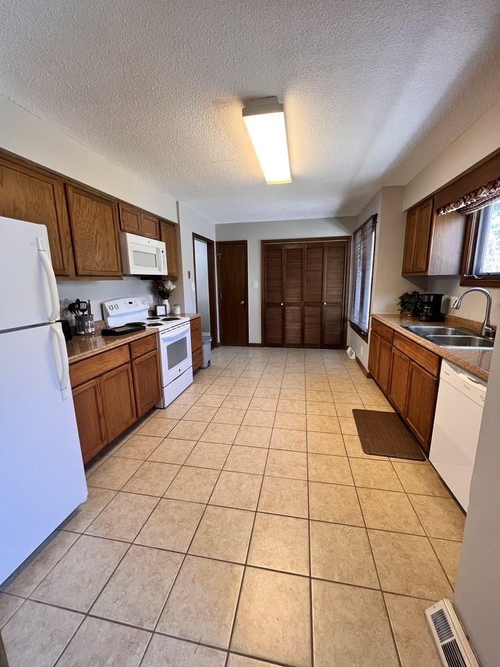208 Brambleton Ct #1 - Photo 5 of 9