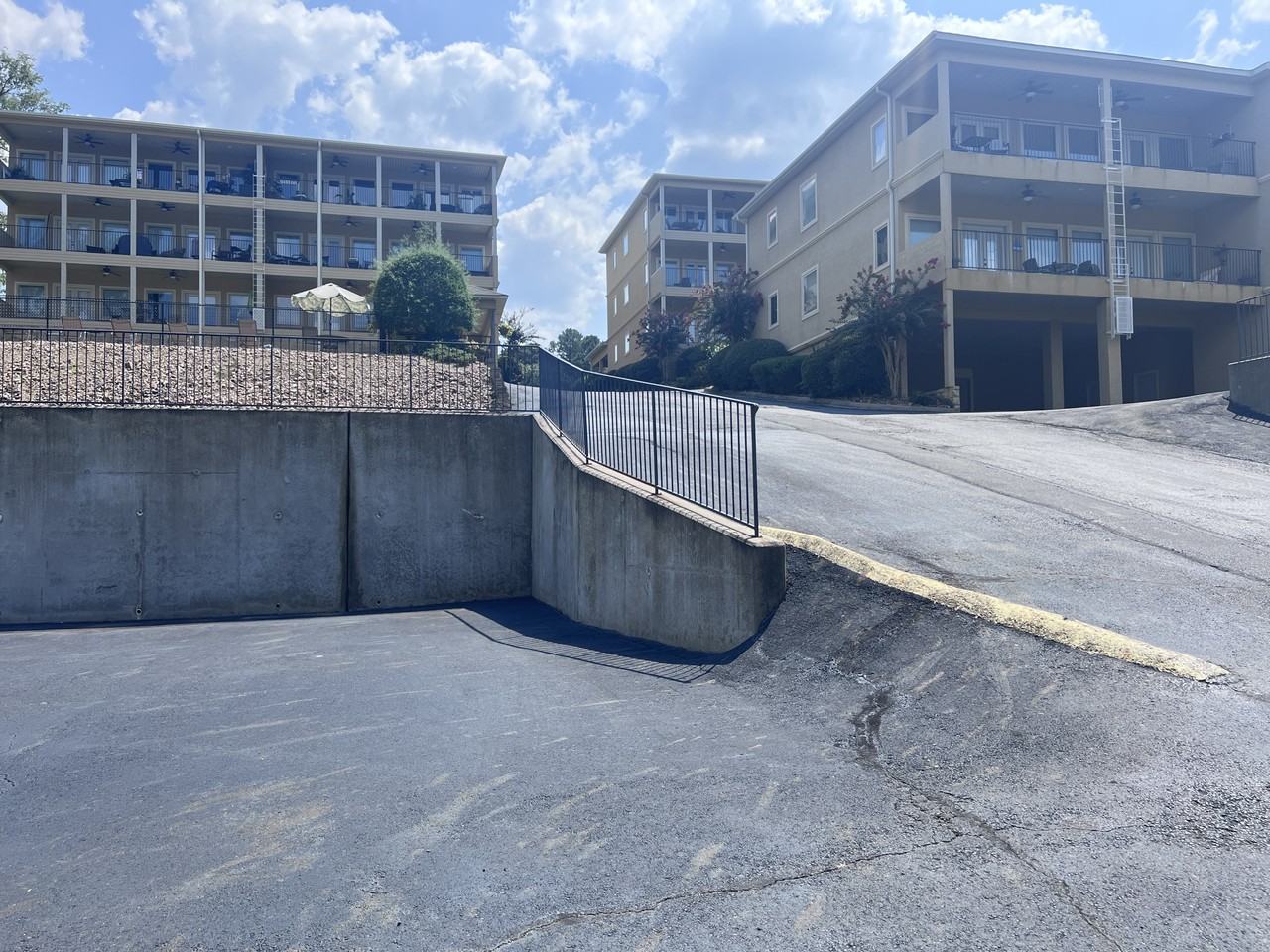 225 225 Lookout Pt F3 - 1 #1 - Photo 4 of 42