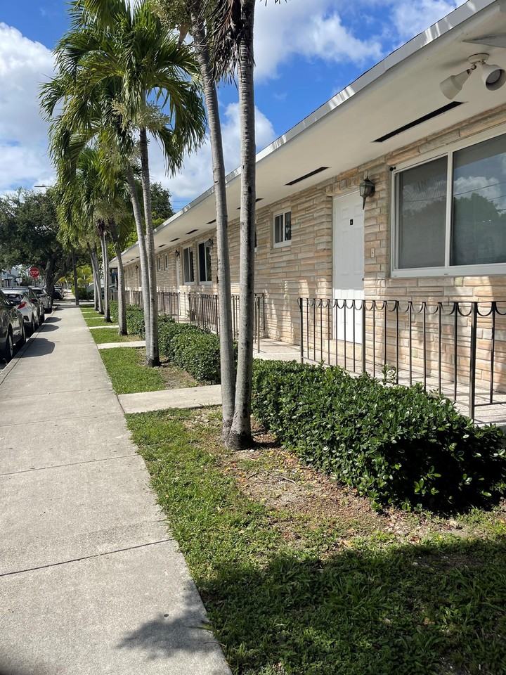 901 Southwest 8th Court #15 - Photo 3 of 5