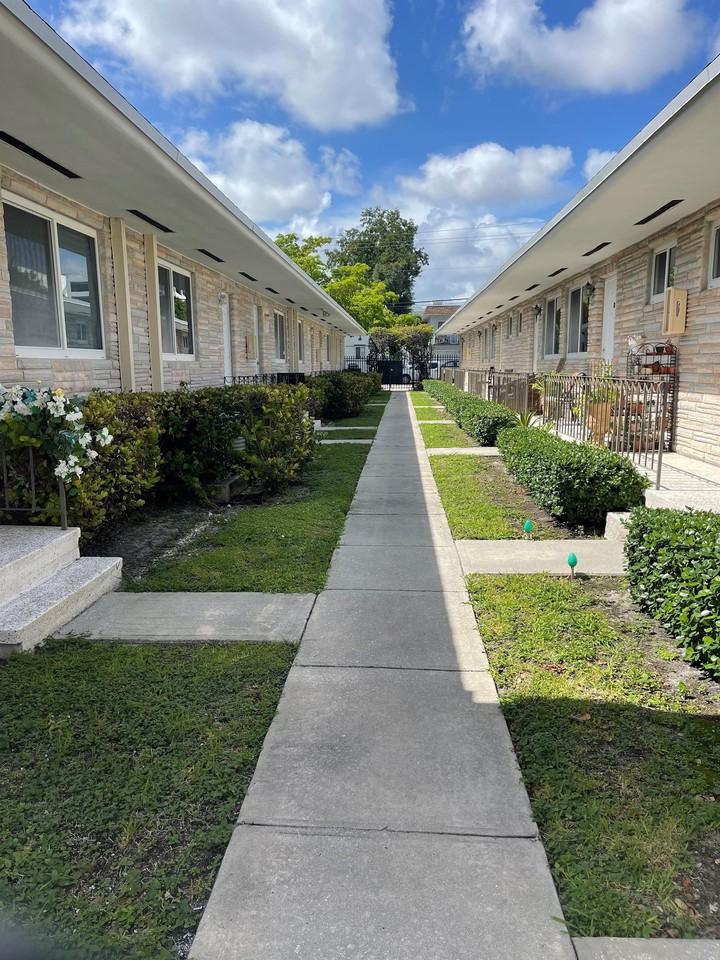 901 Southwest 8th Court #15 - Photo 5 of 5