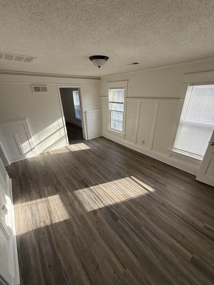 937 Clark St #2 - Photo 4 of 10