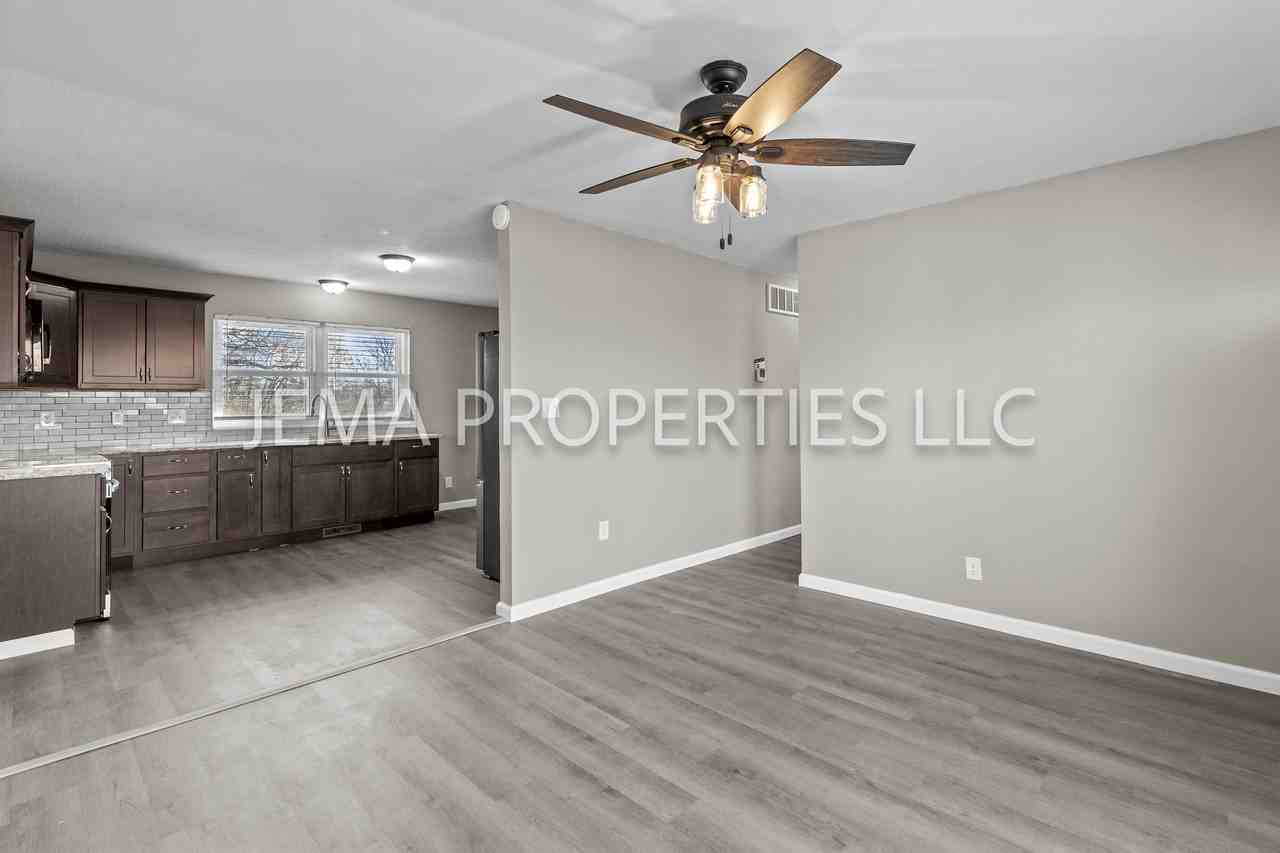 130 East Oak Street #1 - Photo 2 of 13