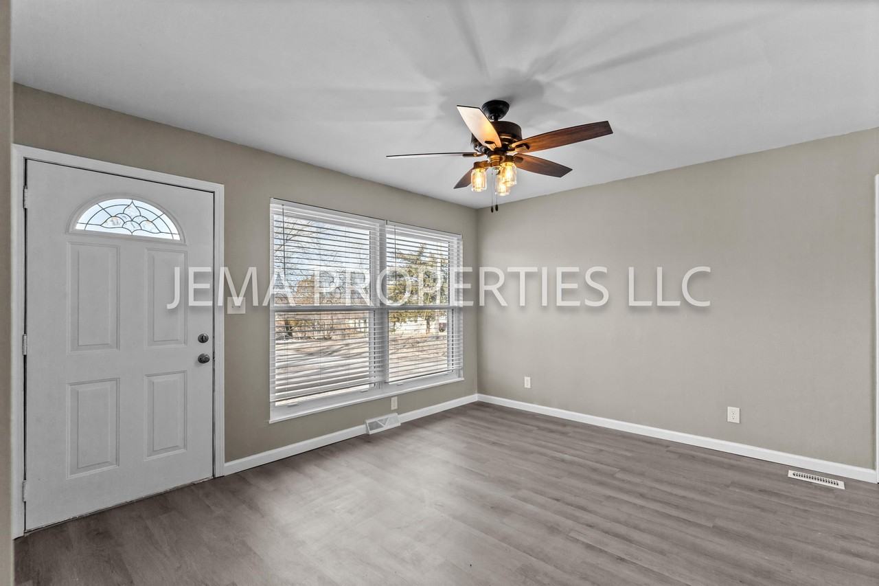 130 East Oak Street #1 - Photo 3 of 13