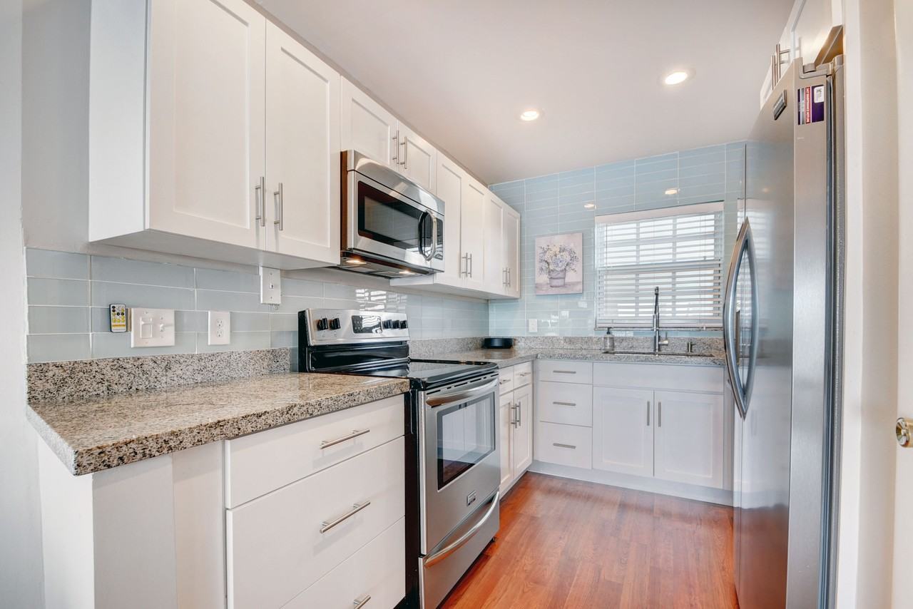 410 Wilma Cir #204 - Photo 4 of 16