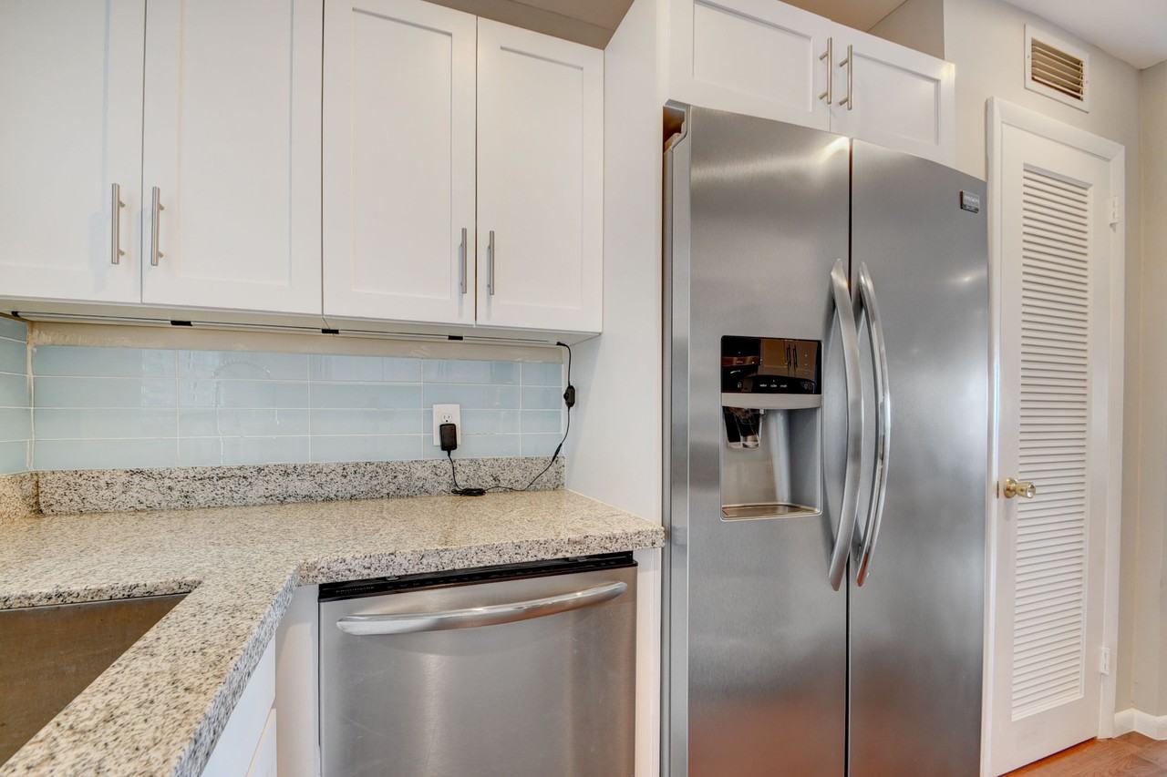 410 Wilma Cir #204 - Photo 5 of 16
