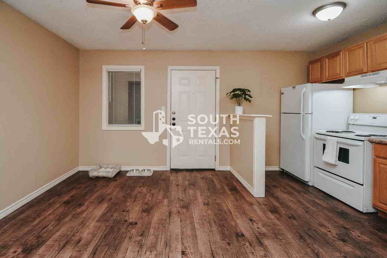 1811 1811 Lawndale AveApt 15 #15 - Photo 3 of 9