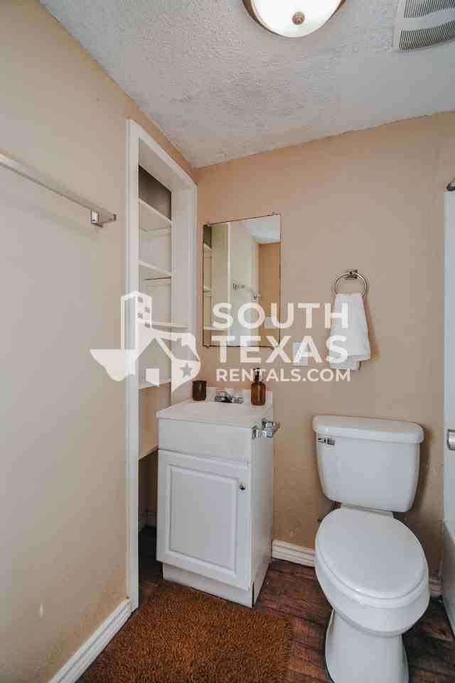 1811 1811 Lawndale AveApt 15 #15 - Photo 6 of 9