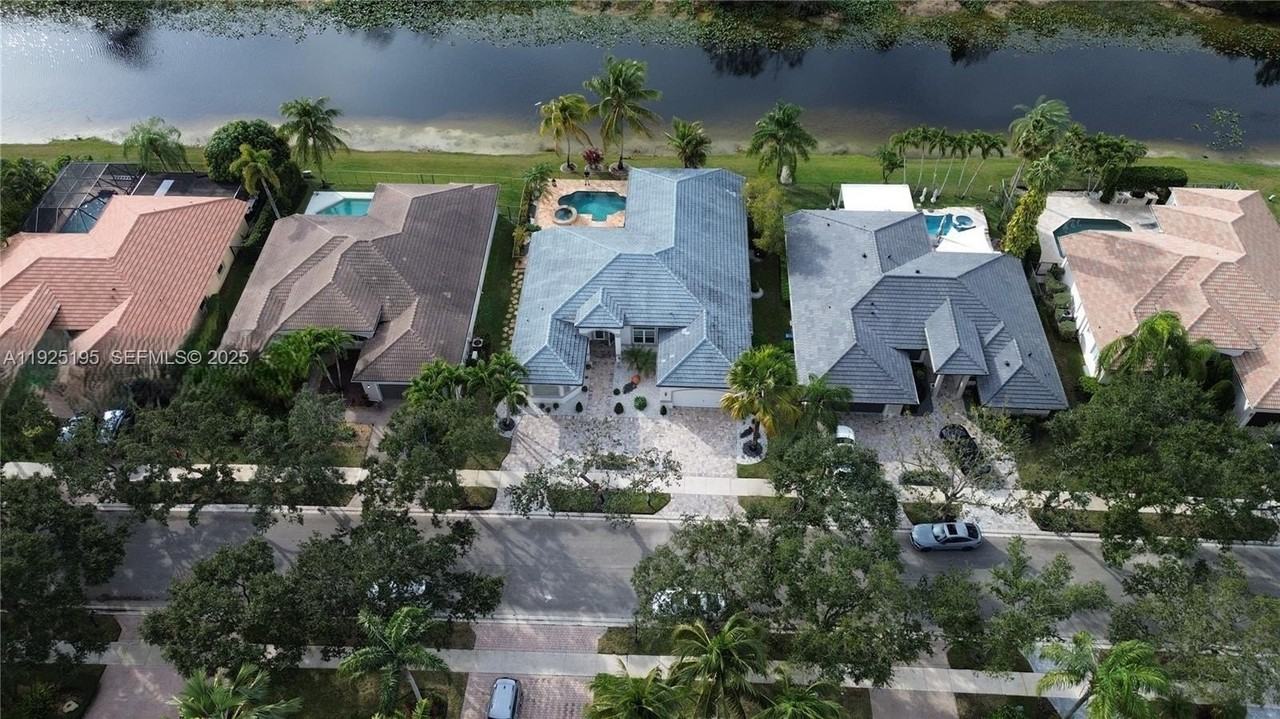 3763 Oak Ridge Cir - Photo 2 of 33