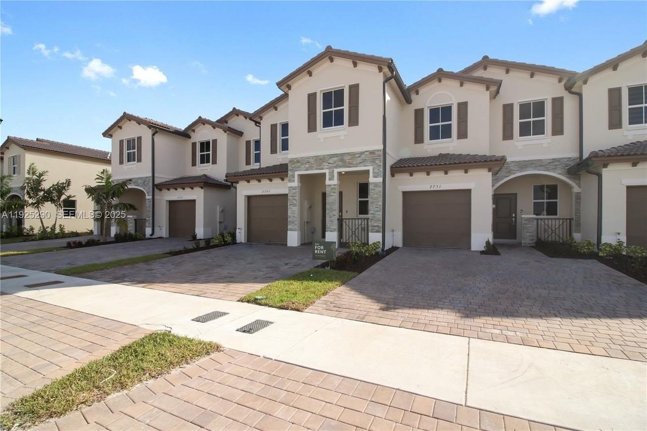 2747 Se 25th Ave - Photo 2 of 43