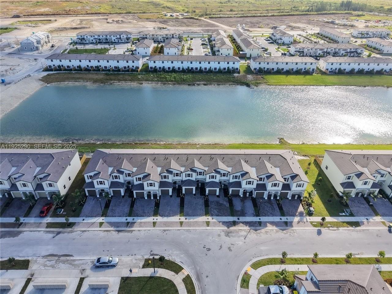 2747 Se 25th Ave - Photo 3 of 43