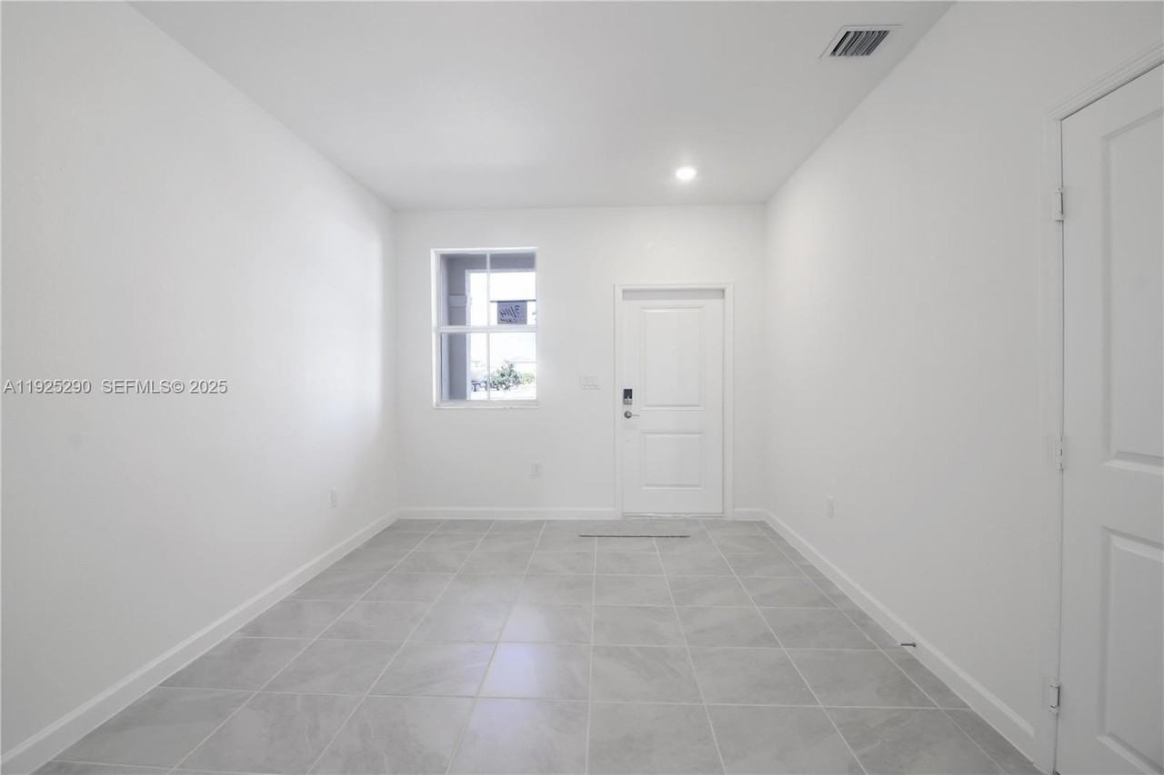 2747 Se 25th Ave - Photo 5 of 43