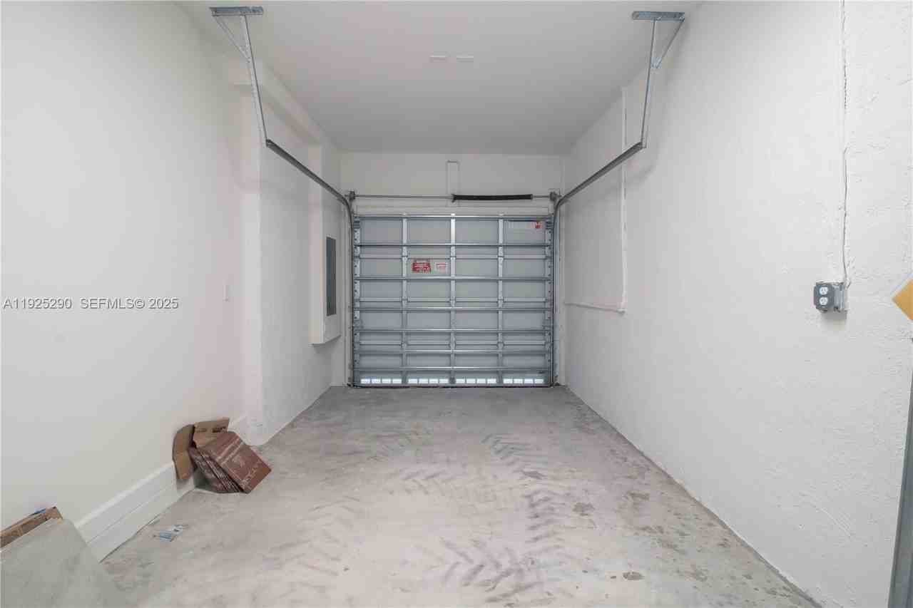 2747 Se 25th Ave - Photo 7 of 43