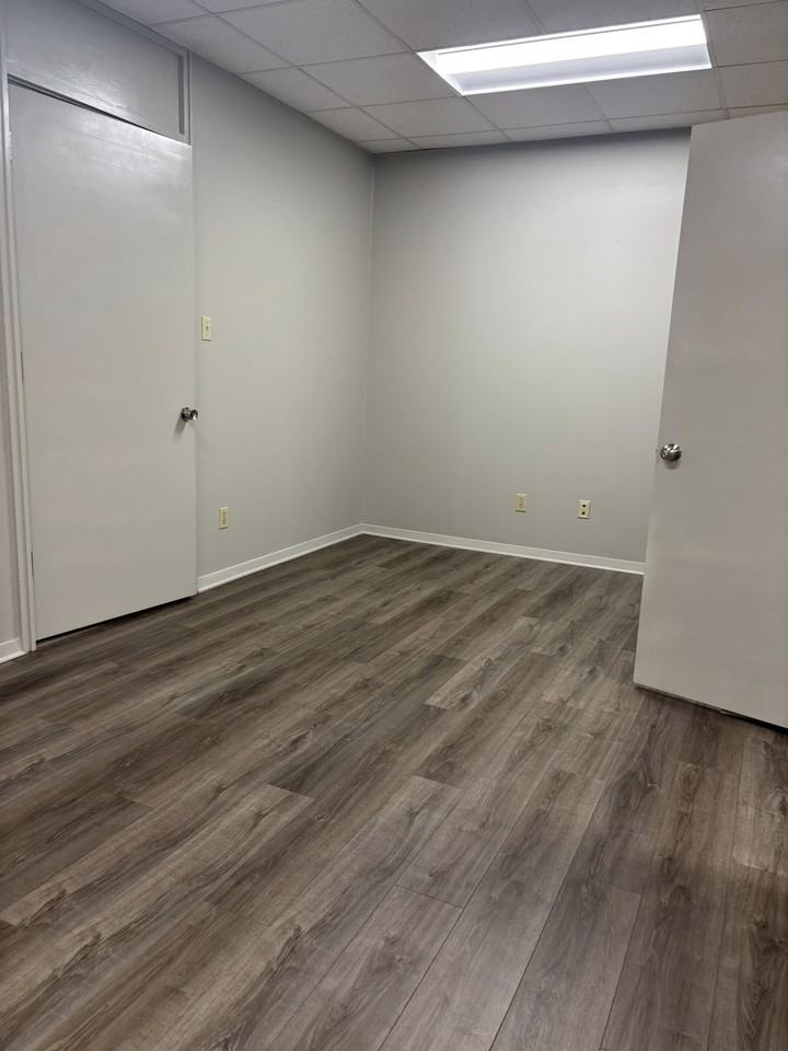 1105 S College Rd #D - Photo 3 of 8