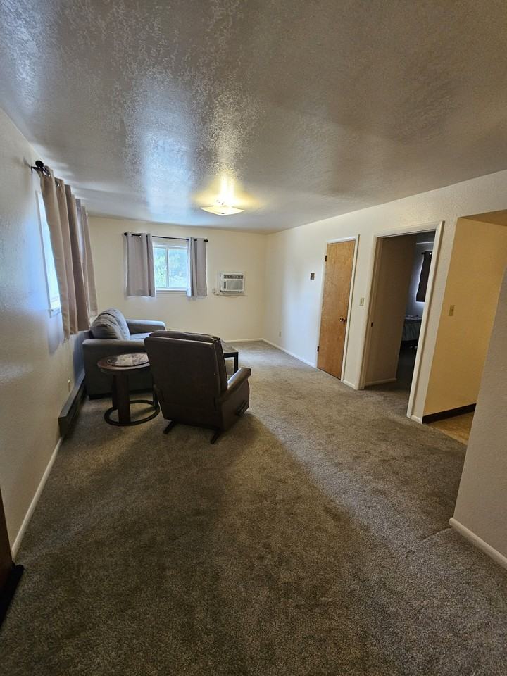 419 Sw Paiute St #A - Photo 2 of 6