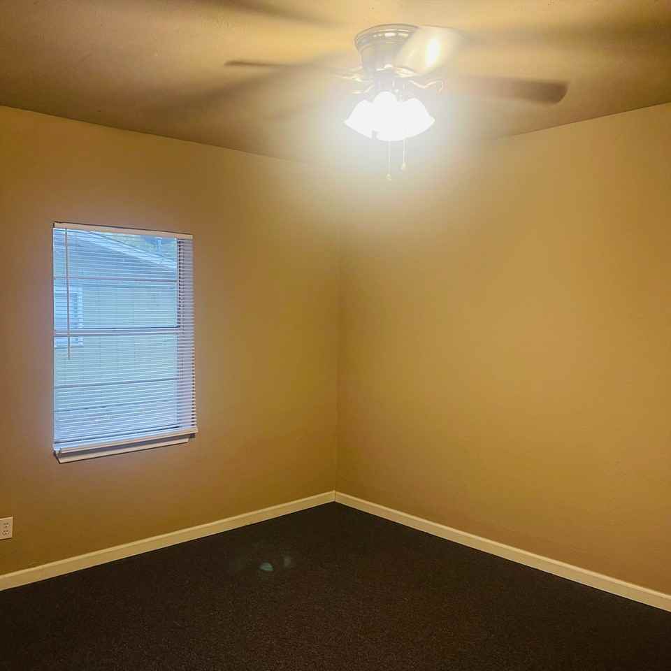 4030 Howard St - Photo 4 of 7