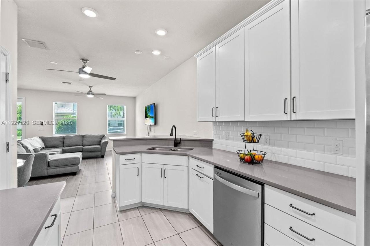 1190 Eucalyptus Dr #5 - Photo 4 of 42