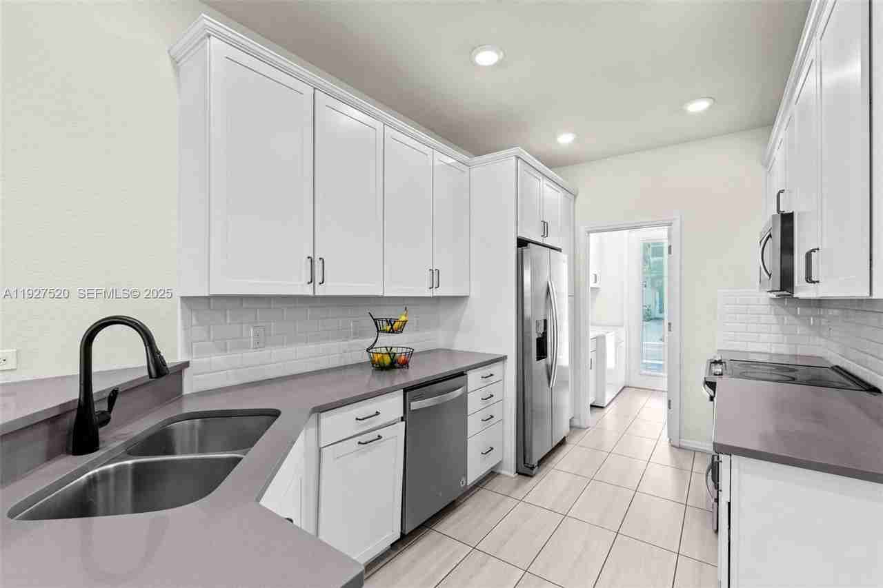 1190 Eucalyptus Dr #5 - Photo 5 of 42