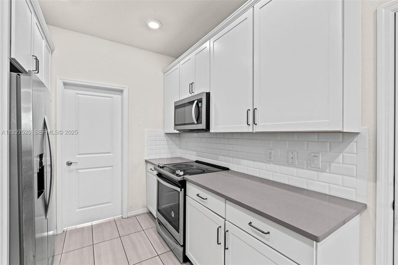 1190 Eucalyptus Dr #5 - Photo 6 of 42