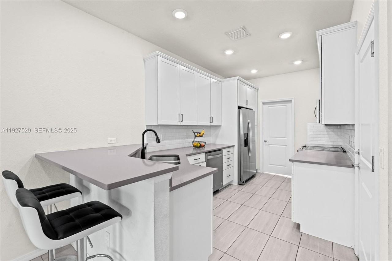 1190 Eucalyptus Dr #5 - Photo 7 of 42