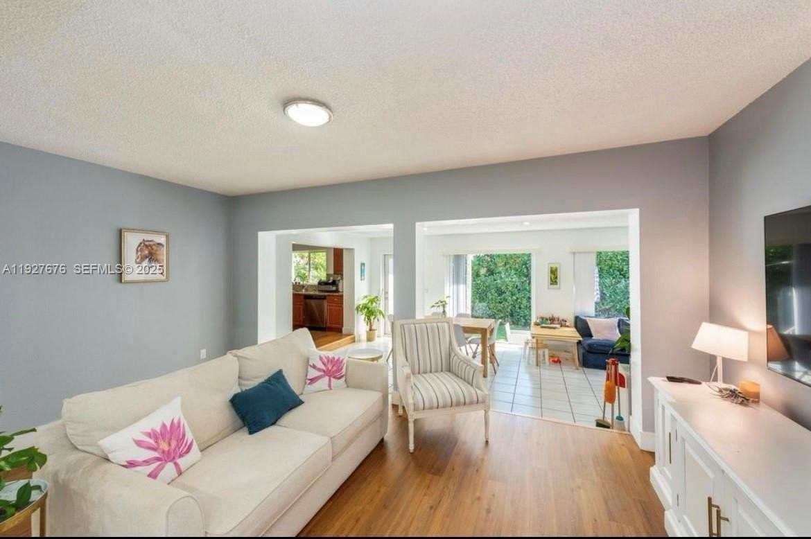 819 Capri St - Photo 4 of 11