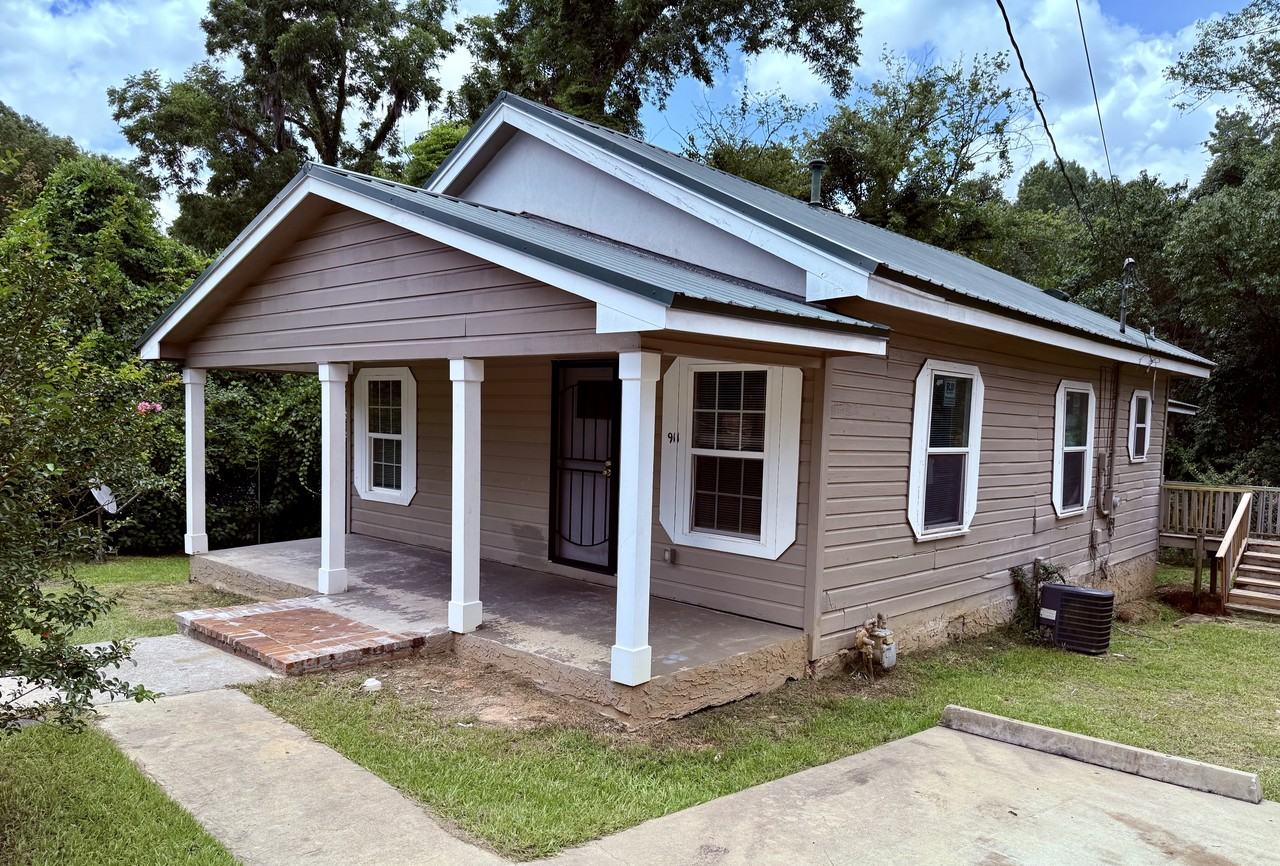 911 7th Street #1 - Photo 3 of 16