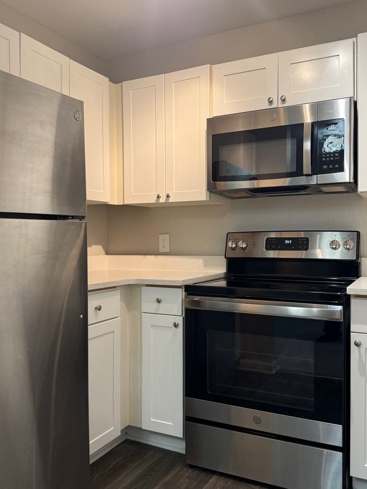 37 Hamiltons Harbor Dr #37-609 - Photo 2 of 8