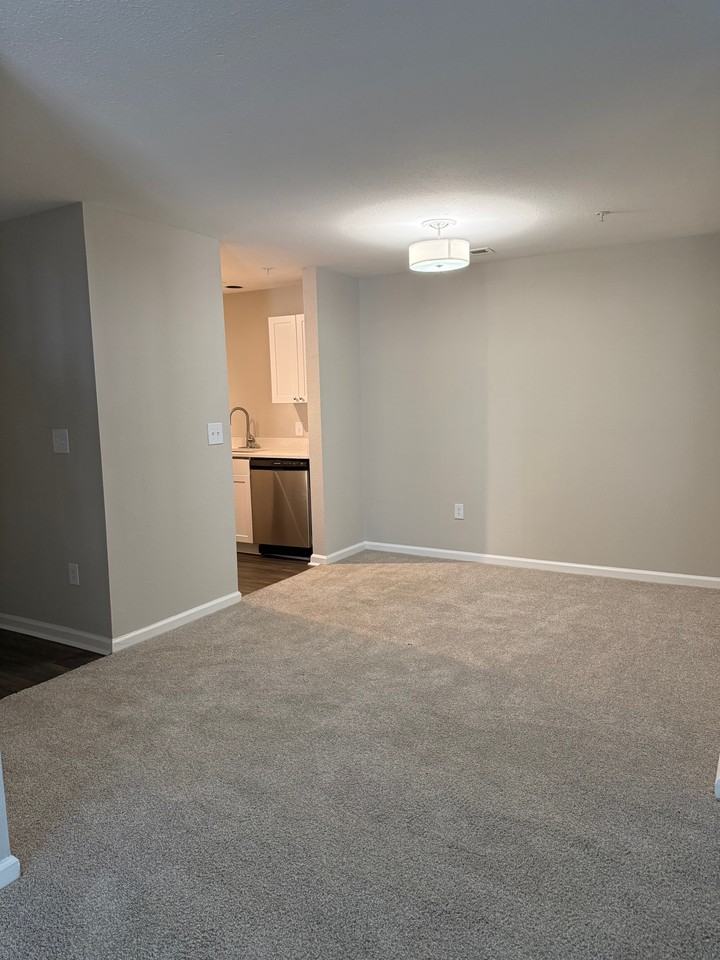 37 Hamiltons Harbor Dr #37-609 - Photo 3 of 8