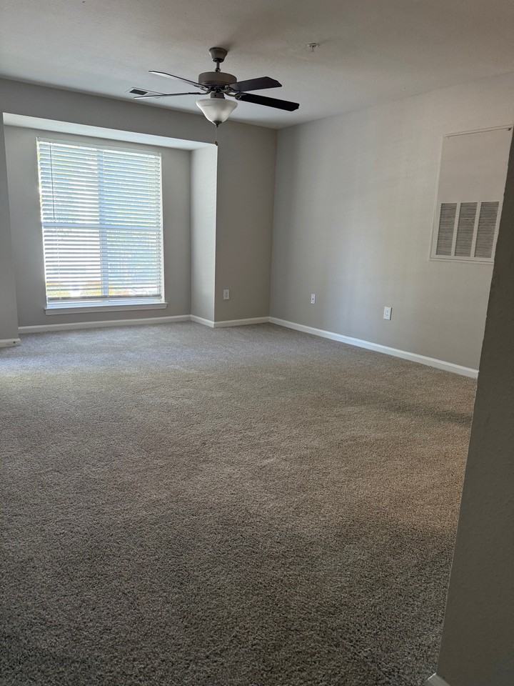 37 Hamiltons Harbor Dr #37-609 - Photo 4 of 8