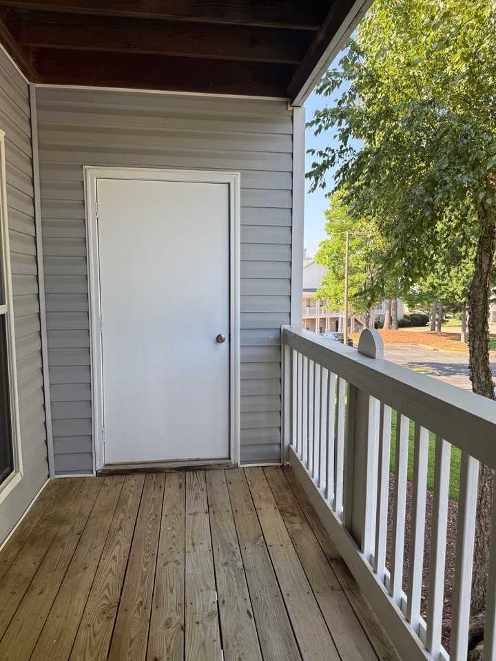 37 Hamiltons Harbor Dr #37-609 - Photo 5 of 8