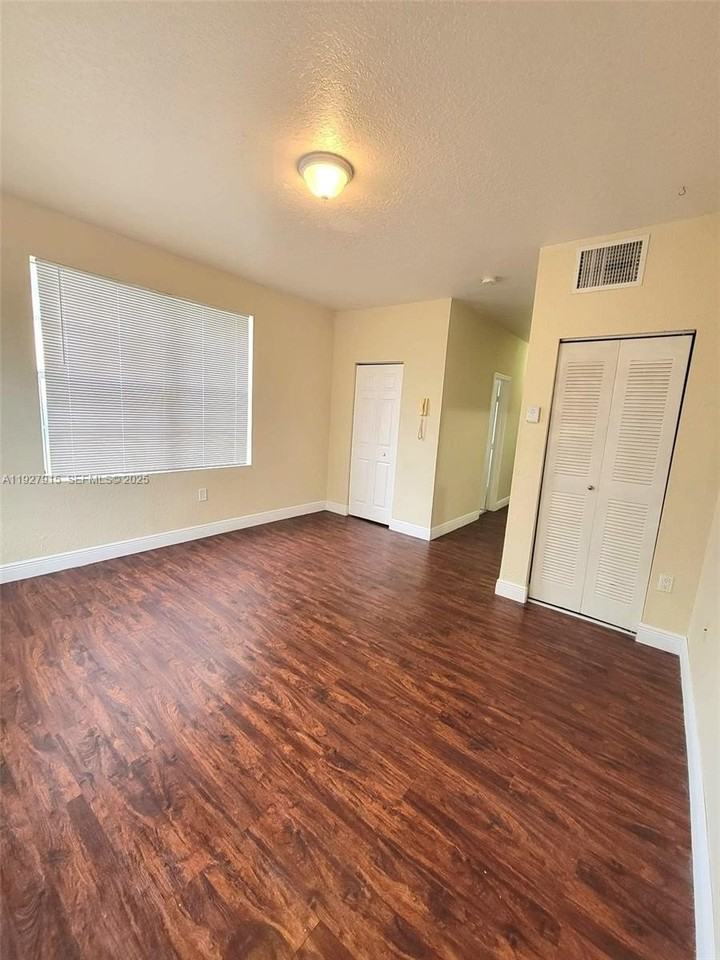 237 Northwest 10th Avenue #1 - Photo 3 of 15