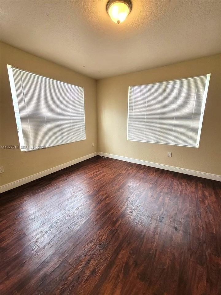 237 Northwest 10th Avenue #1 - Photo 4 of 15