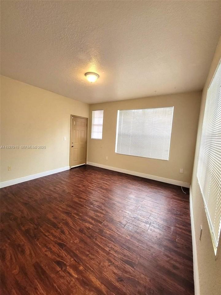 237 Northwest 10th Avenue #1 - Photo 5 of 15