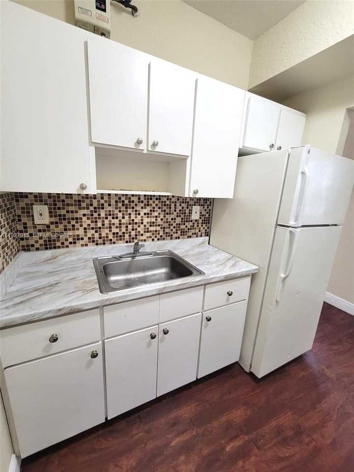 237 Northwest 10th Avenue #1 - Photo 7 of 15