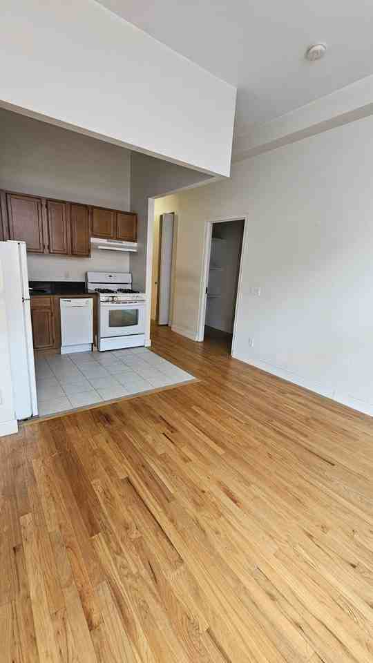 68 Bank St #2C - Photo 3 of 4